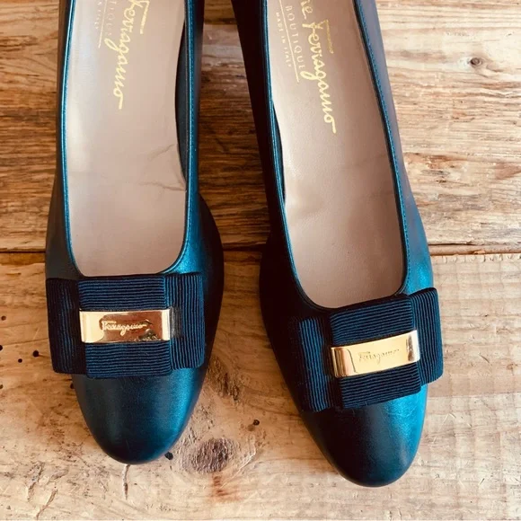 Salvatore Ferragamo—Vintage Vara Bow Heel Pumps, Double Bow (8.5 A2, Narrow) - Picture 5 of 13
